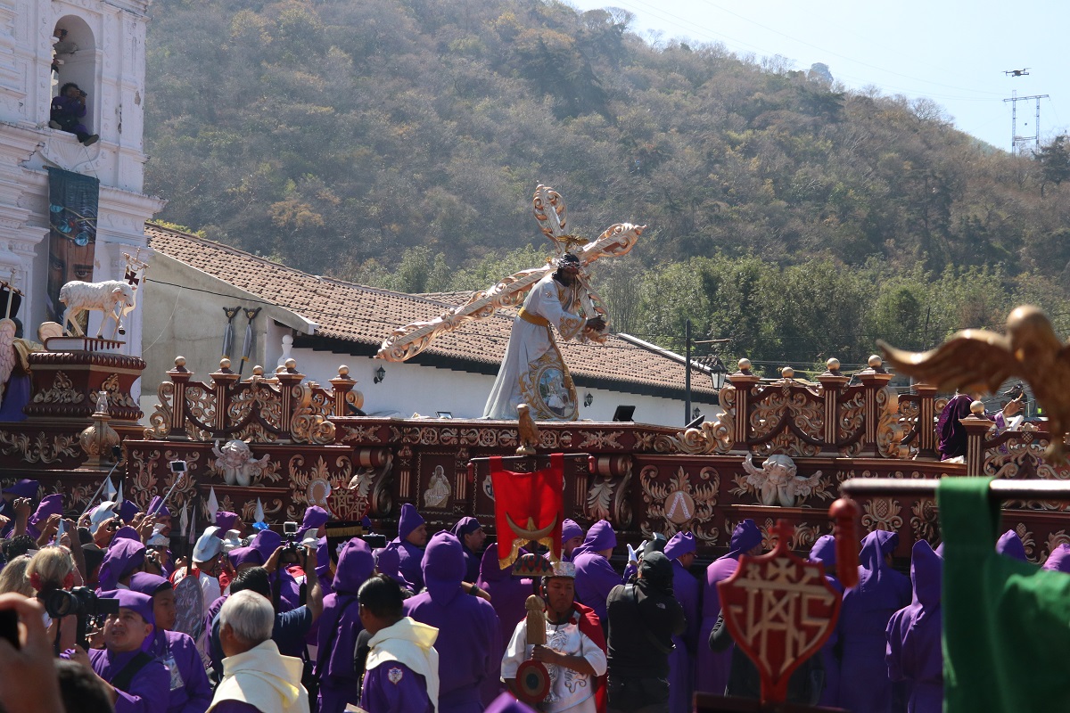 Jesús Nazareno de la Dulce Mirada bendice a los fieles católicos en el atrio del templo de Santa Ana, Antigua Guatemala. (Foto Prensa Libre: Julio Sicán)