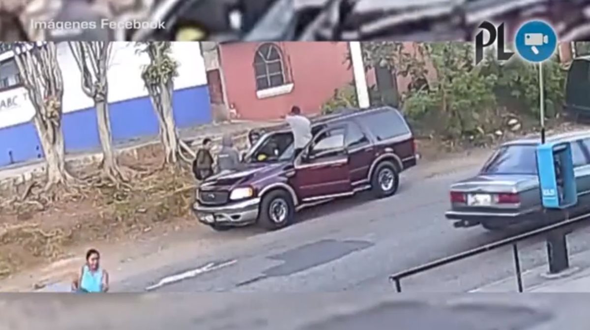 Una cámara de seguridad capta el momento que delincuentes roban a un motorista y un peatón en la zona 12. (Foto Prensa Libre: Facebook)