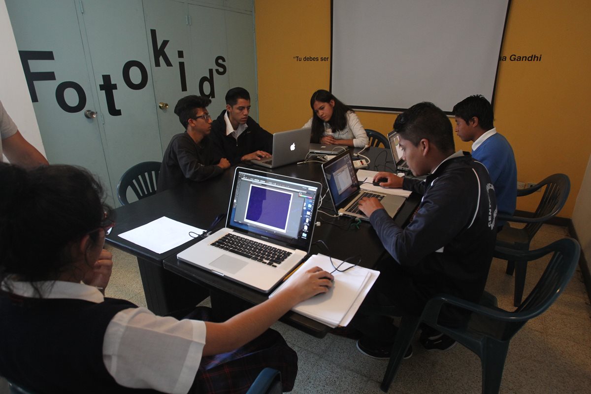 Estudiantes de FotoKids reciben cursos de formación artística las instalaciones de la fundación. (Foto Prensa Libre: Keneth Cruz)