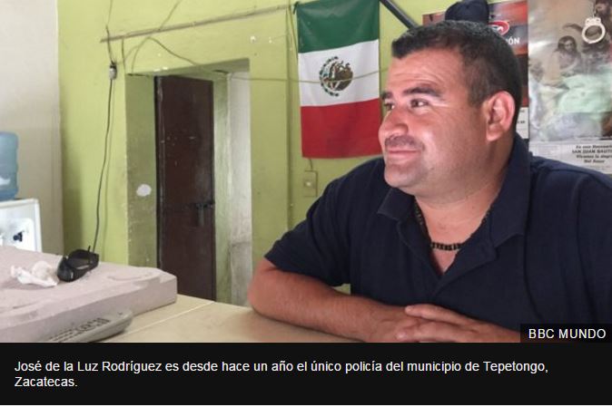 La increíble vida del único policía que vigila un municipio de 7.000 personas en México (y además es el bombero)