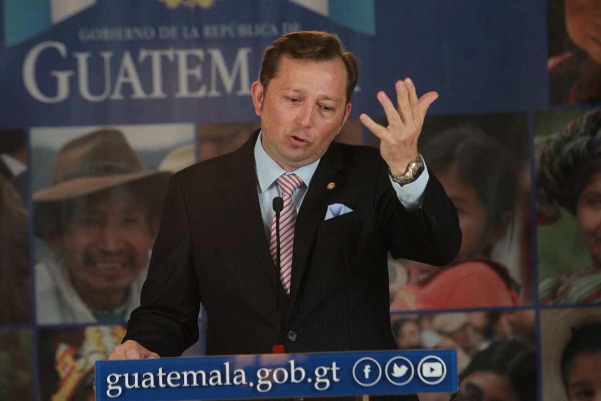 El comportamiento corporal del vocero de la Presidencia Heinz Hiemann, es analizado por expertos. (Foto Prensa Libre: Estuardo Paredes)