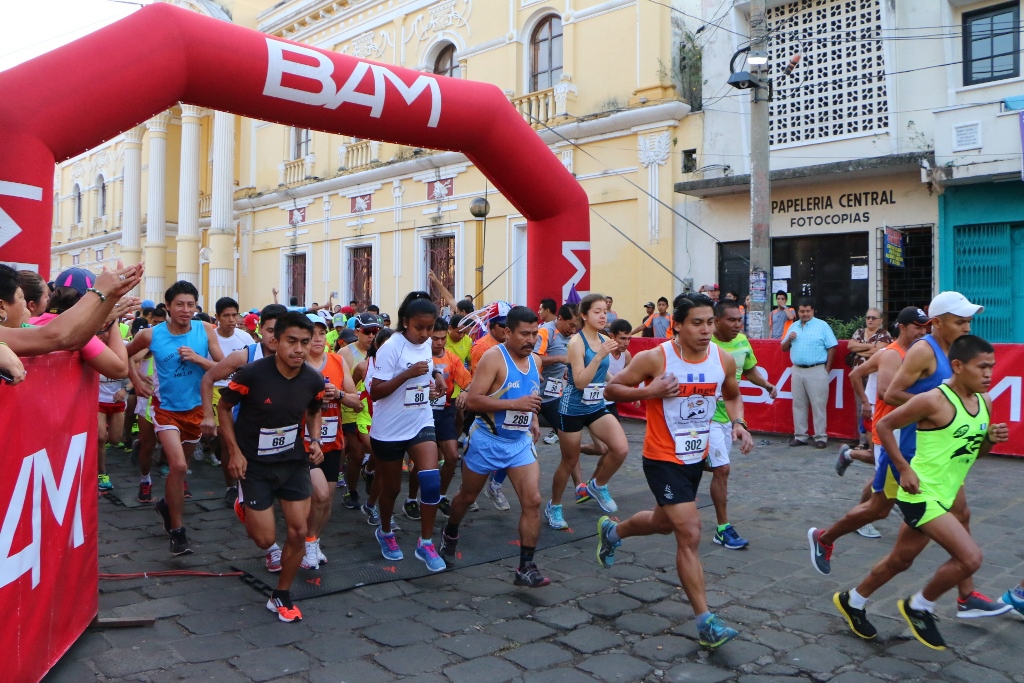 En la mediamaratón participaron unas 500 corredores de diferentes departamentos. (Foto Presan Libre: Rolando Miranda)