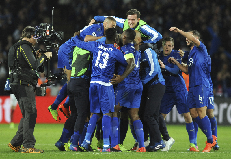 Los jugadores del Leicester celebraron el pase a cuartos de final de la Liga de Campeones. (Foto Prensa Libre: AP)