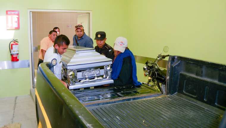 Compañeros trasladan al cadáver de Miguel Ángel Cahahuí. (Foto Prensa Libre: Carlos Grave).