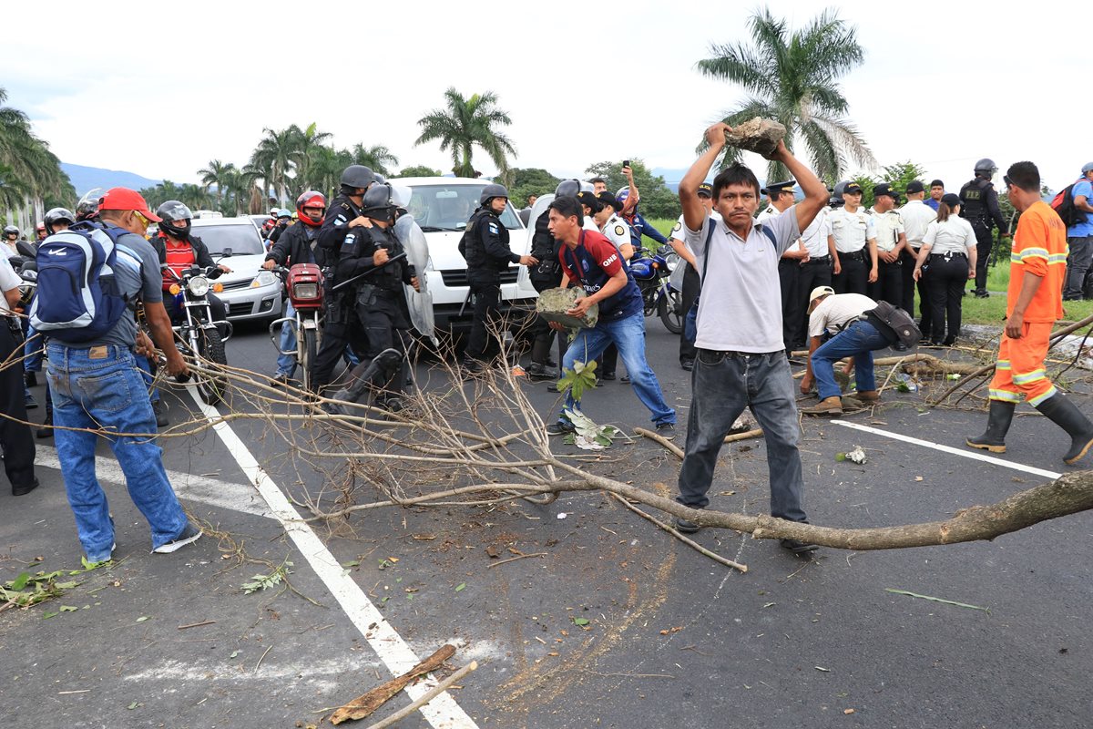 Luego del diálogo con autoridades, manifestantes quitaron el bloqueo que mantenían en el km 55 de la Autopista Palín-Escuintla. (Foto Prensa Libre: Enrique Paredes).