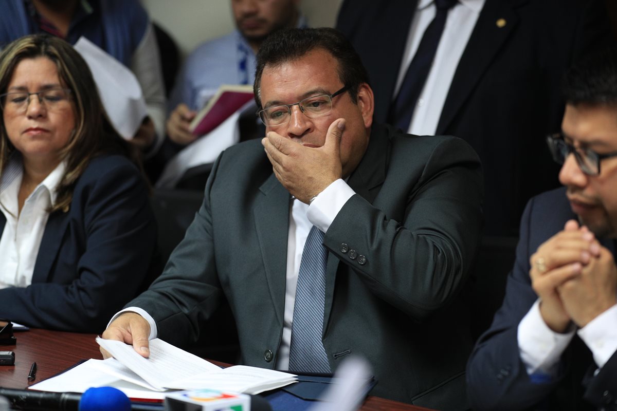 El secretario de la SAAS fue cuestionado por diputados sobre la compra de los artículos personas para el presidente y los excesivos costos. (Foto Prensa Libre: Carlos Hernández)