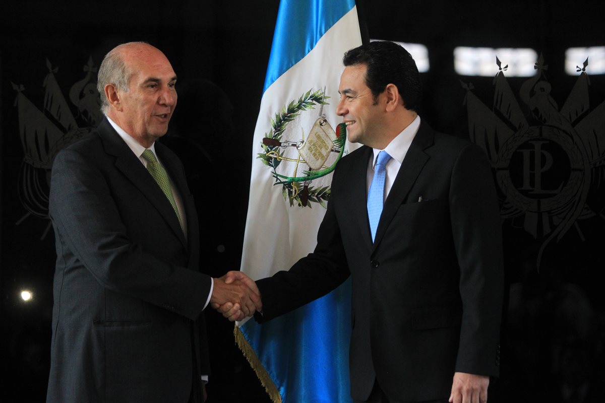 Mario Taracena y Jimmy Morales se estrechan las manos previo a la reunión. (Foto Prensa Libre: Esbin García)