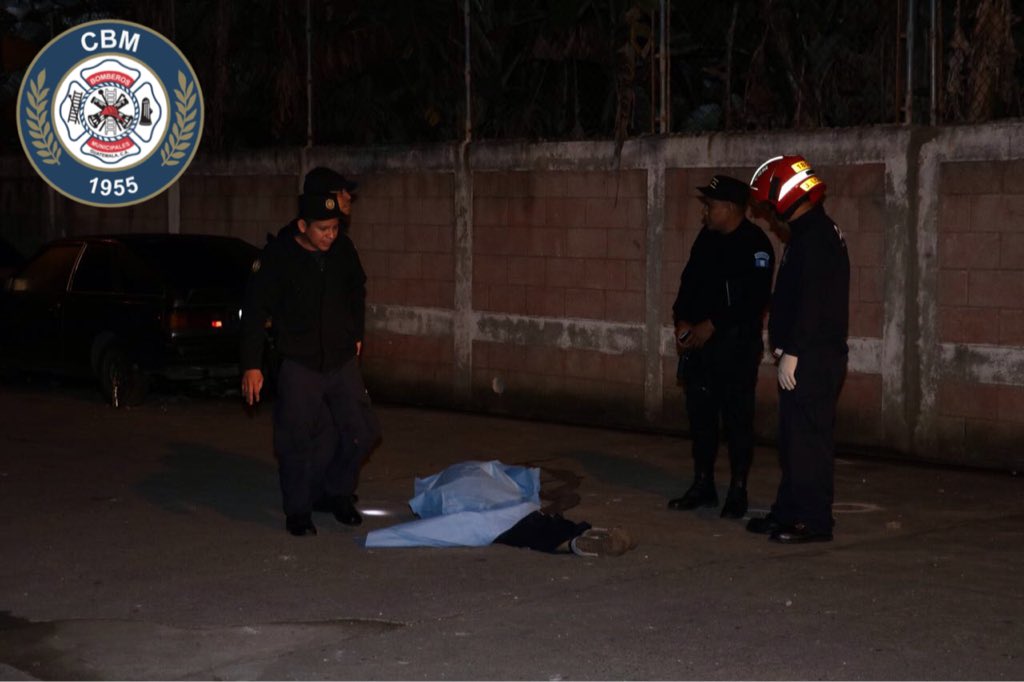 El cadáver de un hombre que fue baleado en el barrio San Antonio, zona 6 de la capital, es resguardado. (Foto Prensa Libre: Bomberos Municipales)