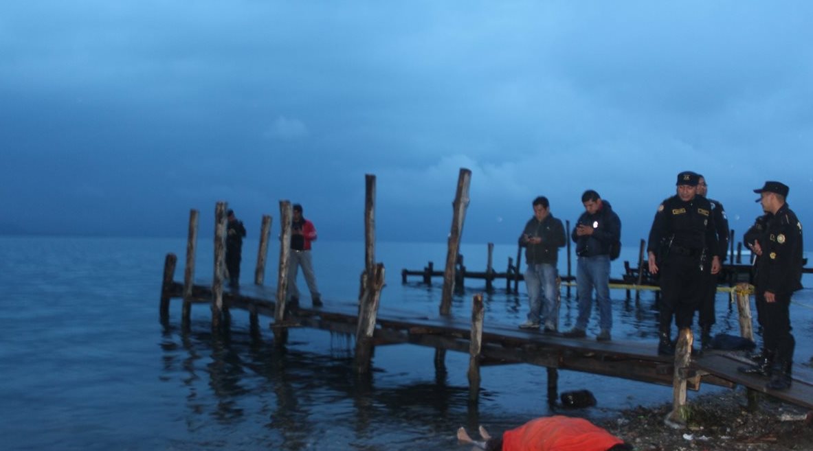 Mujer muere ahogada en el Lago de Atitlán. (Foto Prensa Libre: Ángel Julajuj)