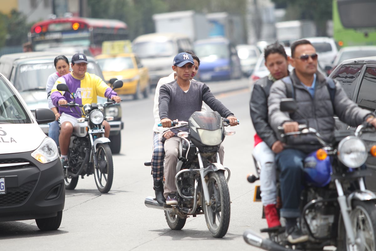 Muchos motoristas arriesgan sus vidas y no utilizan casco protector. (Foto Prensa Libre: Érick Ávila)