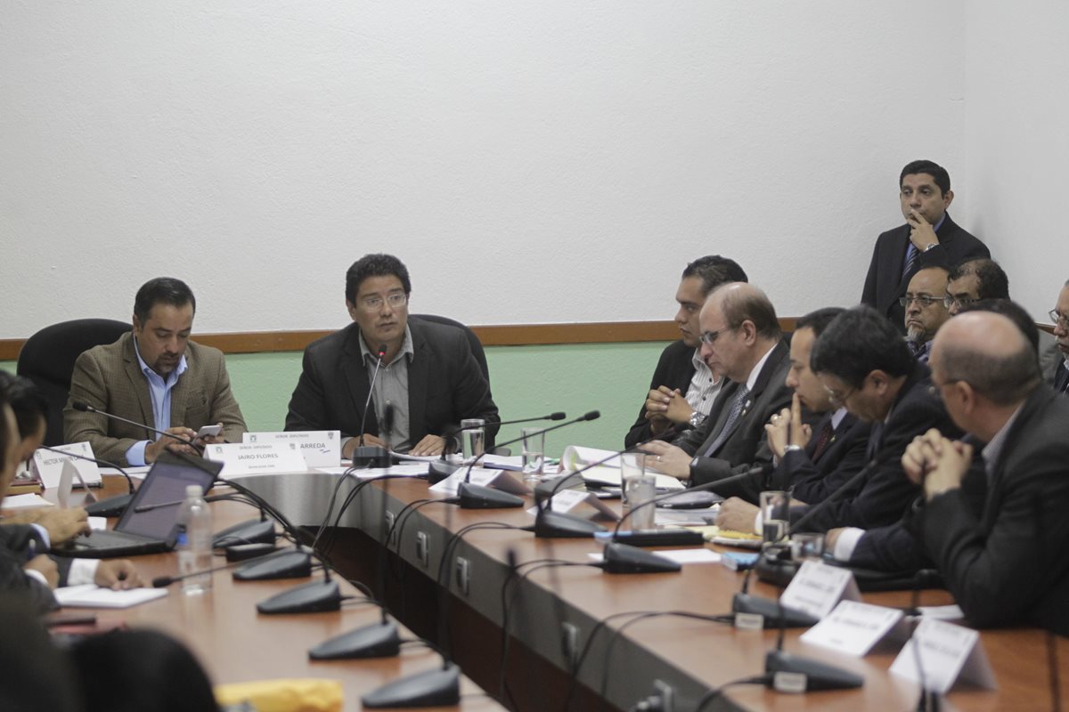 El superintendente de Bancos, José Alejandro Arévalo, explica a diputados los datos más recientes encontrados por la Intendencia de Verificación Especial. (Foto Prensa Libre: Edwin Bercián)