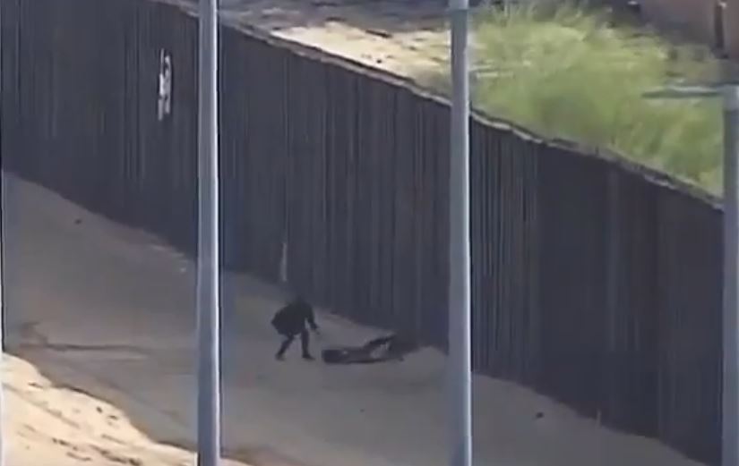 Una cámara fronteriza capta el momento en que las adolescentes guatemaltecas caen. (Captura de YouTube)