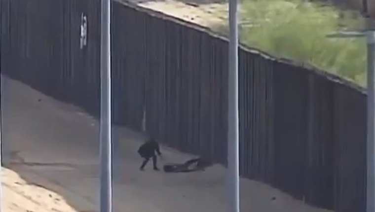 Una cámara fronteriza capta el momento en que las adolescentes guatemaltecas caen. (Captura de YouTube)