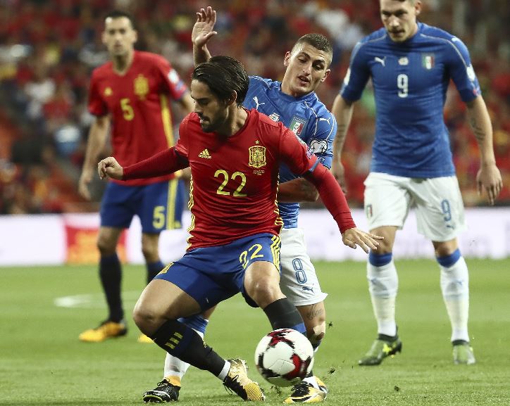 Isco Alarcón en más de una ocasión puso en aprietos a Marco Verratti en el duelo España-Italia. (Foto Prensa Libre: EFE)