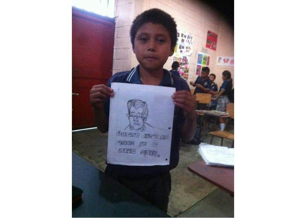 Melvin Joaquín Xicay Valle muestra su dibujo del juez Miguel Ángel Gálvez, el cual realizó en una escuela en San Juan Alotenango, Sacatepéquez. (Foto: Mario Rosales)