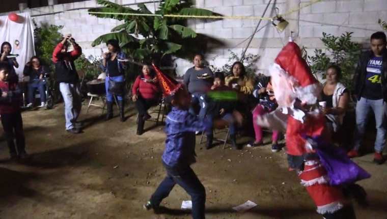 Niños de la colonia La Libertad, en la zona 13 capitalina, participan en la posada navideña. (Foto Prensa Libre: Álvaro González)