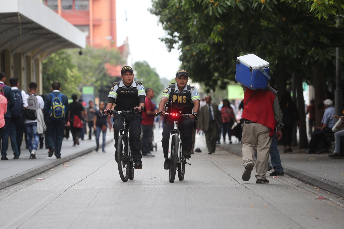 Agentes de la PNC patrullan en bicicleta el Paseo de la Sexta. (Fotos Prensa Libre: Érick Ávila)