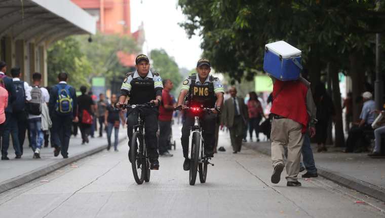 Agentes de la PNC patrullan en bicicleta el Paseo de la Sexta. (Fotos Prensa Libre: Érick Ávila)