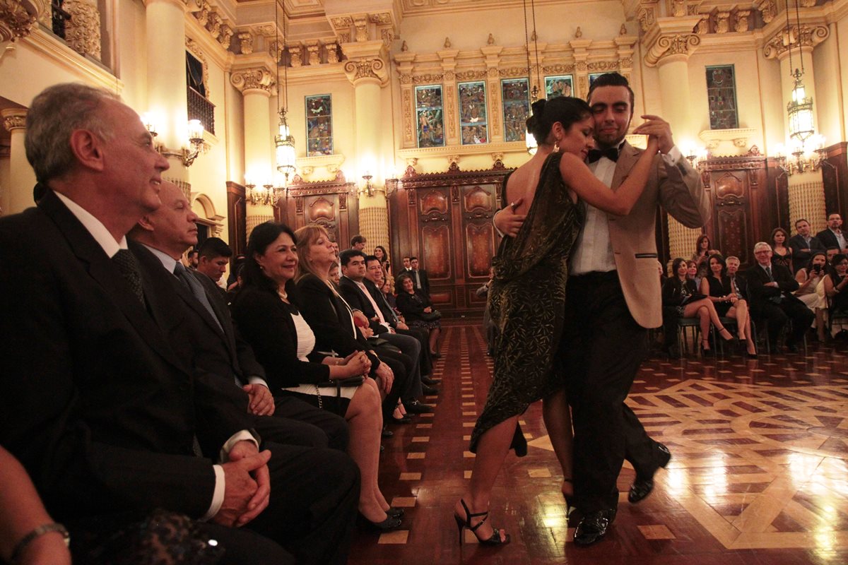Clarisa Aragón y Jonathan Saavedra, campeones mundiales de tango, se presentaron en el Palacio Nacional. (Foto Prensa Libre: Ángel Elías)
