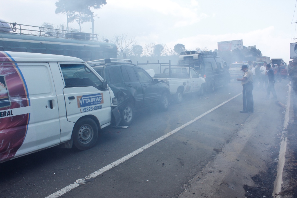 Una ambulancia y otros cinco vehículos colisionaron en el km 42.5 de la ruta Interamericana, debido al humo causado por un incendio forestal. (Foto Prensa Libre: Víctor Chamalé)