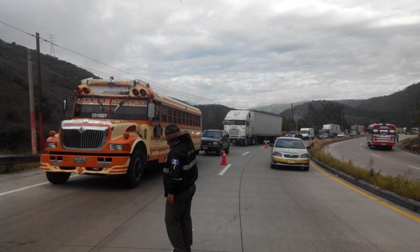 Agentes coordinan tránsito en la ruta al Atlántico, en Sanarate, El Progreso, donde autoridades efectuarán trabajos de construcción. (Foto HemerotecaPL)
