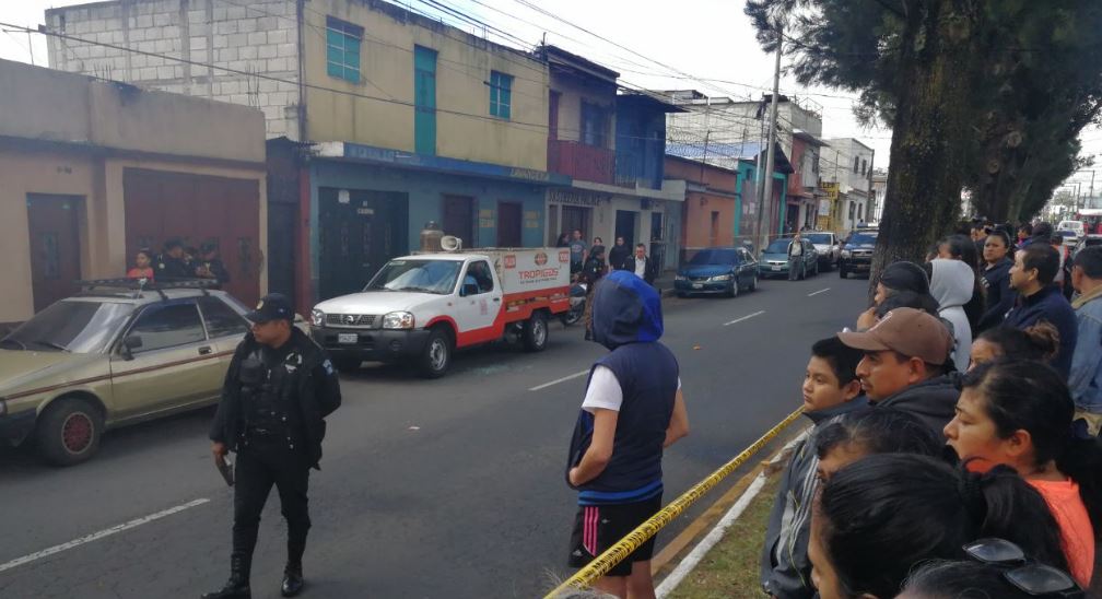 Policía resguarda la escena donde quedó el cadáver de expendedor de gas dentro del vehículo. (Foto Prensa Libre: Érick Ávila)