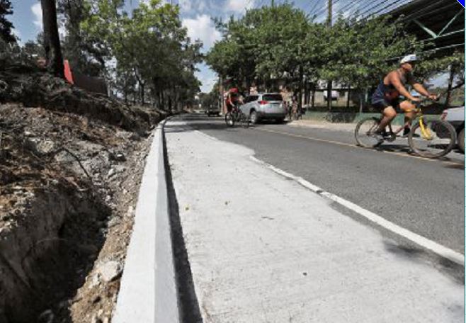 La comuna capitalina amplía un kilómetro del carril auxiliar del Anillo Periférico, zona 7, de sur a norte, desde el puente de Villa Linda hasta la colonia 4 de Febrero. (Foto Prensa Libre: Érick Ávila)