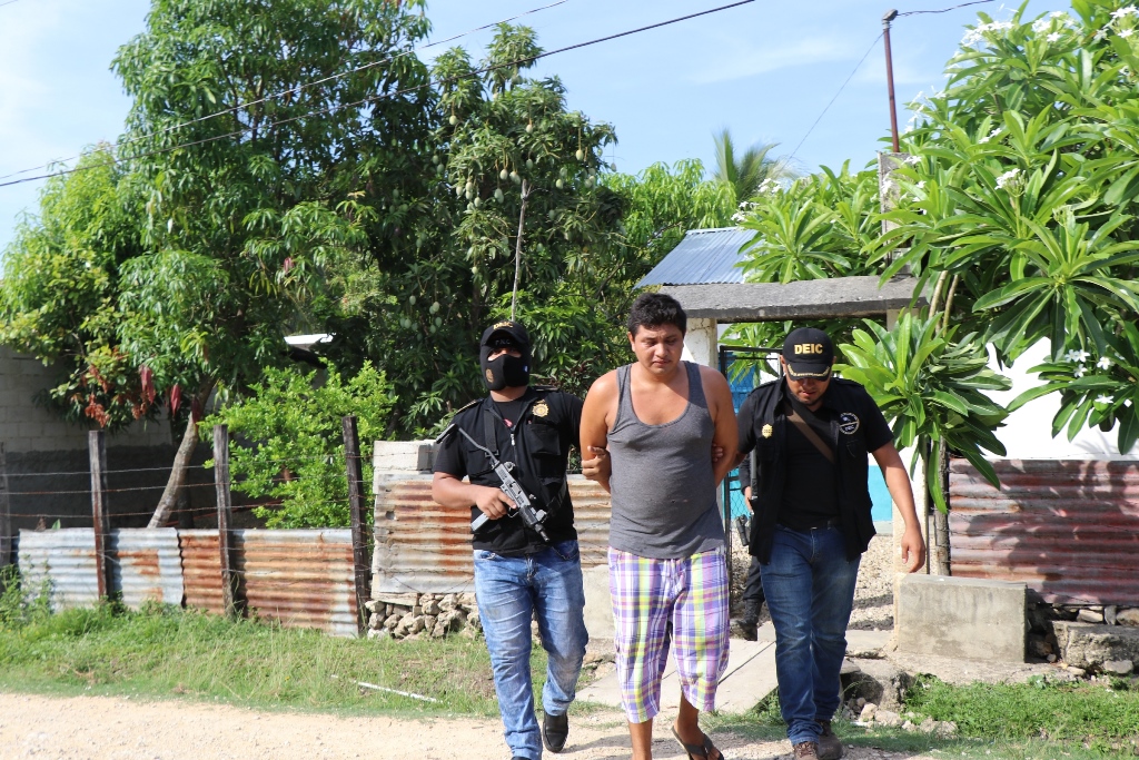 Agentes detienen Darwin Teletor Upún, en su vivienda, en el barrio Valle Nuevo, San Benito, Petén, y se le decomisó un revólver y 20 municiones. (Foto Prensa Libre: Rigoberto Escobar)