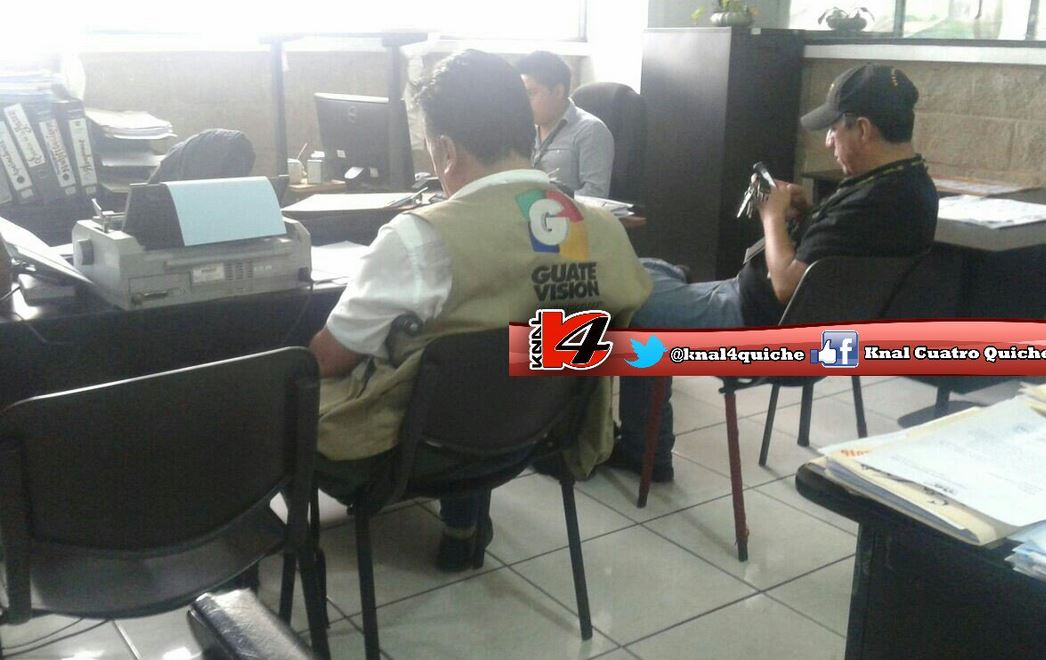 Héctor Cordero, Guatevisión, y Óscar Figueroa, Prensa Libre, ponen la denuncia en el MP. (Foto Prensa Libre: Canal 4 Quiché)