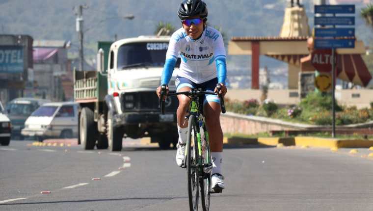 Gabriela Soto se convierte en la primera quetzalteca en competir en un equipo profesional de ciclismo en el extranjero. (Foto Prensa Libre: Raúl Juárez)