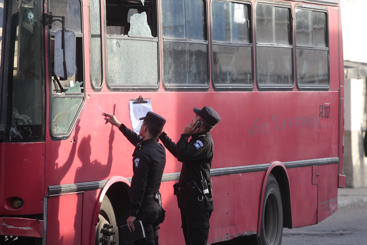 Agentes de PNC revisan buses luego de un ataque armado. (Foto Prensa Libre: Erick Ávila)
