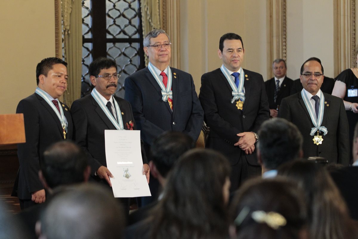 Maestros de diferentes regiones fueron galardonados con la Orden Francisco Marroquín. (Foto Prensa Libre: Carlos Hernández)