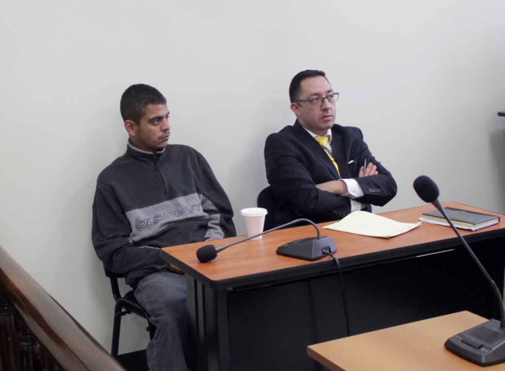 Michael Alexis de León Hernández junto a su abogado defensor, en la audiencia donde fue condenado a 26 años por matar a un piloto. (Foto Prensa Libre: María José Longo)