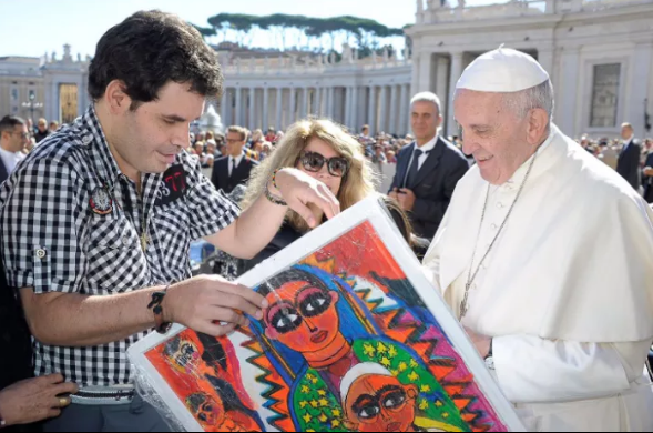 Sebastián López Durán entrega una de sus obras, sobre la Virgen de Guadalupe, al papa Francisco, durante una visita a la Ciudad del Vaticano.(Foto Prensa Libre:cortesía)