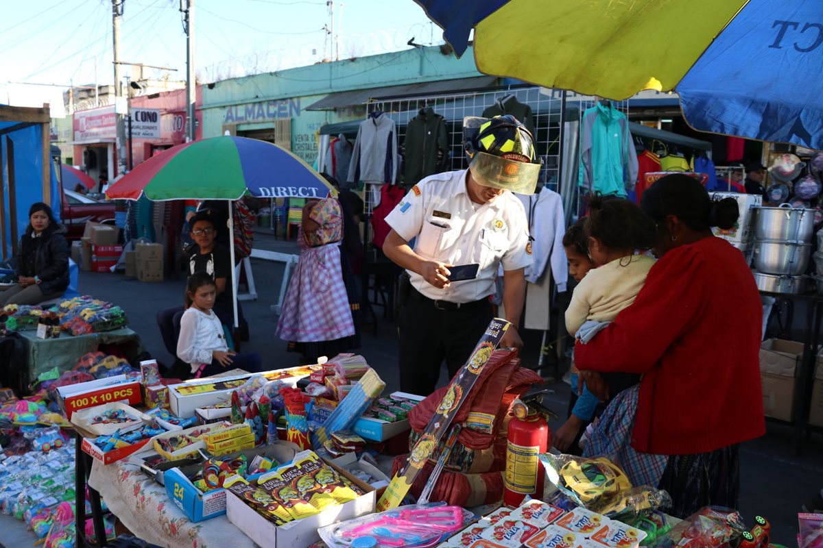 Bomberos Voluntarios efectuaron un recorrido en el mercado La Democracia para hacer recomendaciones a los vendedores de cohetillos. (Foto Prensa Libre: María José Longo).