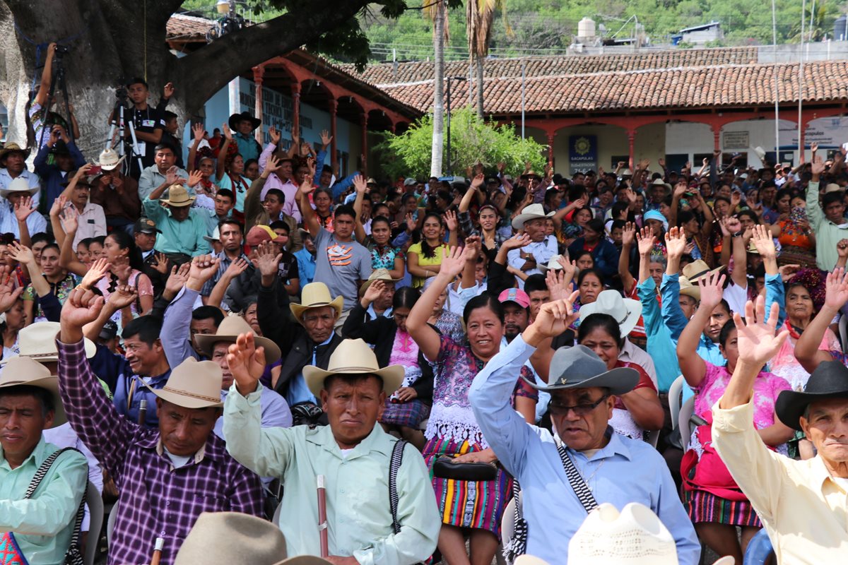 Sectores sociales de Sacapulas, Quiché, se manifiestan en contra del alcalde, Juan José Tiú, porque no ha respondido a las demandas de los pobladores. (Foto Prensa Libre: Héctor Coredero)