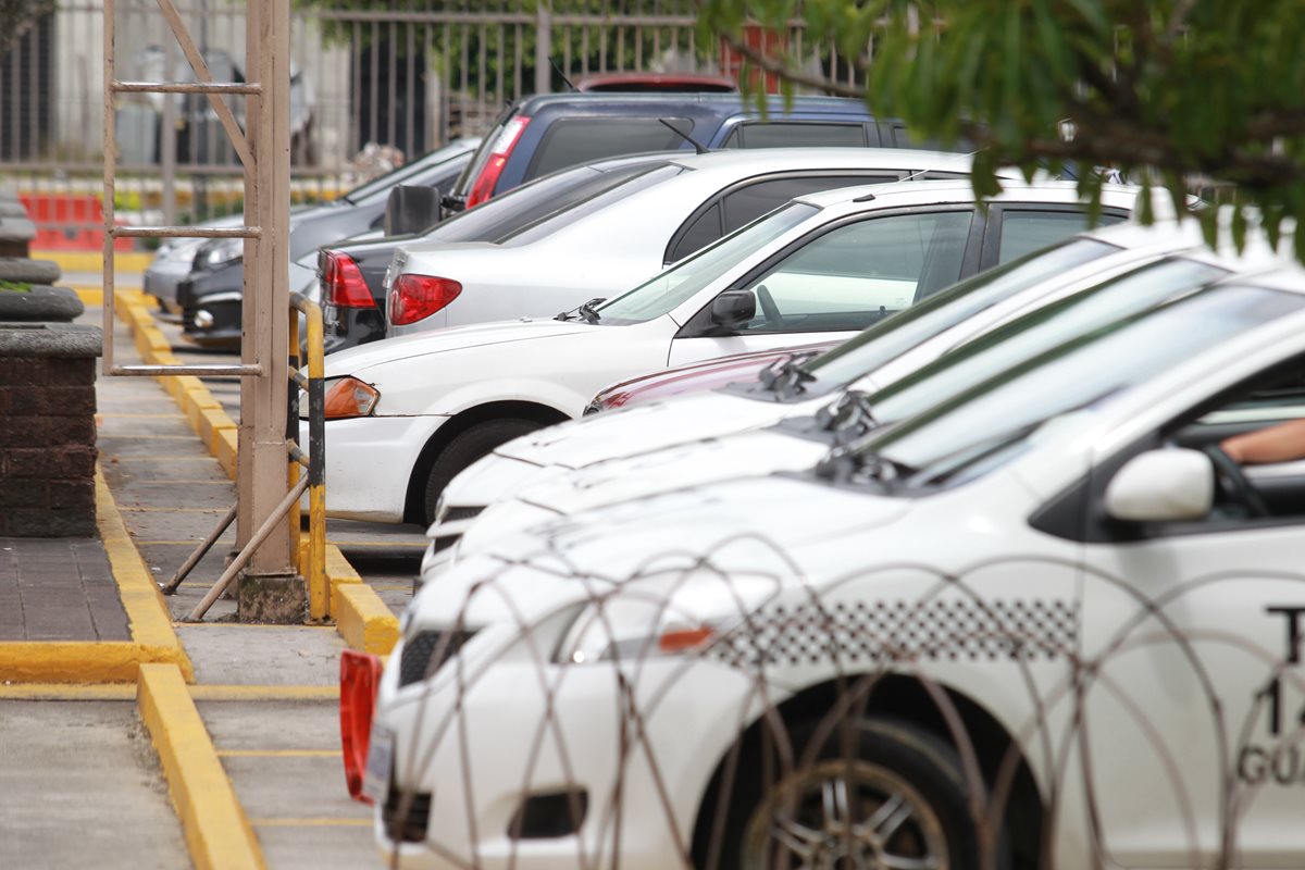 Cuando se   dan las aglomeraciones en los parqueos de centros de comercio también se incrementan los robos y hurtos, según las autoridades. (Foto Prensa Libre: E. Paredes)