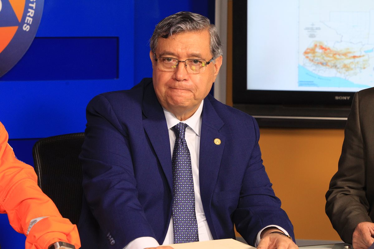 El presidente en funciones, Jafeth Cabrera, se ve pensativo en la conferencia realizada en la Conred. (Foto Prensa Libre: Esbin García)