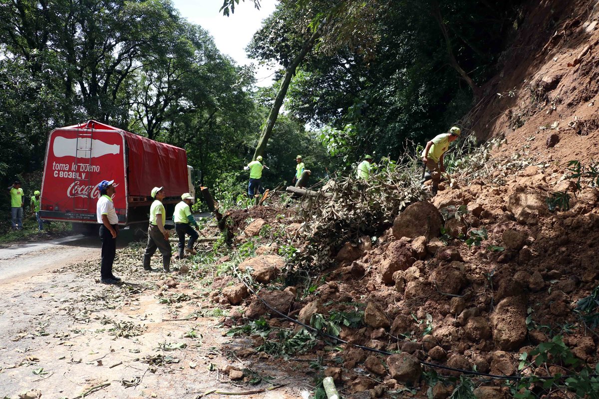 Personal de Covial retiran derrumbe en el km 198 de la ruta entre Quetzaltenango y Retalhuleu, en El Palmar.(Foto Prensa Libre: Carlos Ventura)