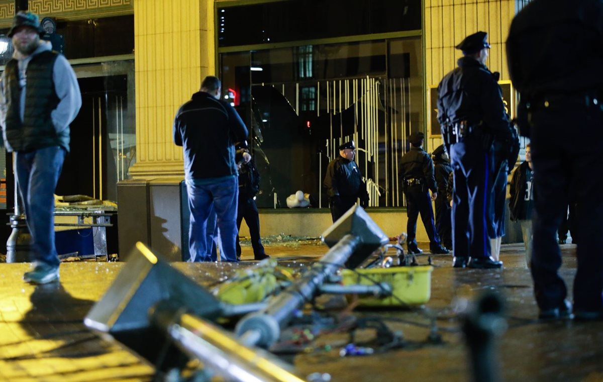 Los festejos de Filadelfia terminaron en hechos de violencia y degradación en el centro histórico de esta ciudad. (Foto Prensa Libre: AFP).