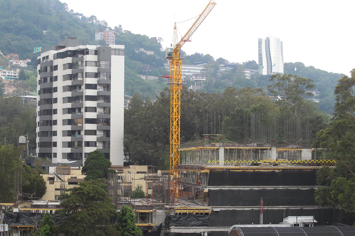 Una grúa (amarillo) coloca materiales para la construcción del nuevo edificio en la zona 15. (Foto Prensa Libre: Álvaro Interiano)