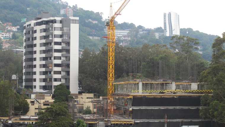 Una grúa (amarillo) coloca materiales para la construcción del nuevo edificio en la zona 15. (Foto Prensa Libre: Álvaro Interiano)