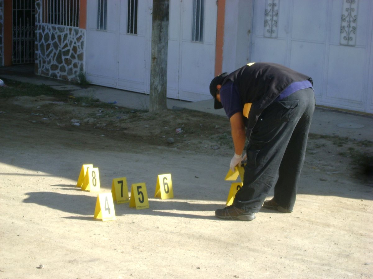 Fiscales recogen evidencias frente a la vivienda de la mujer que fue asesinada en Esquipulas. (Foto Prensa Libre: Mario Morales)