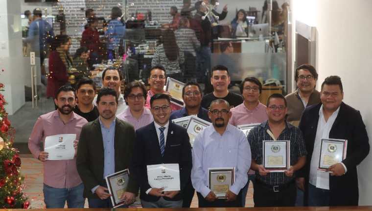 Los periodistas ganadores del año recibieron un reconocimiento del Consejo Editorial de Prensa Libre y Guatevisión. (Foto Prensa Libre: Érick Ávila)