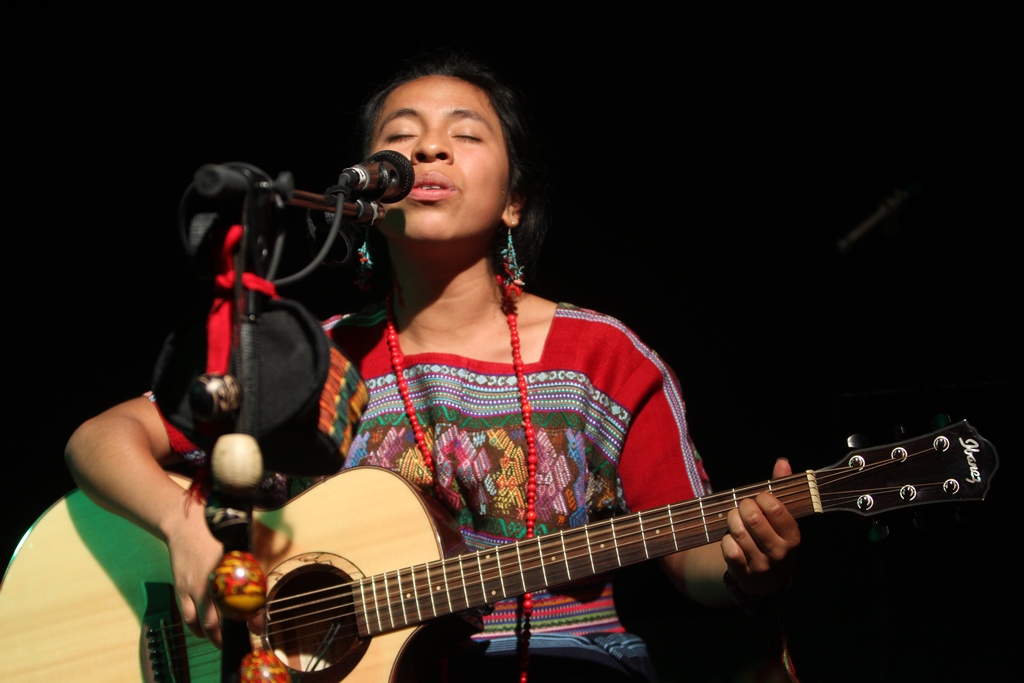 La cantante guatemalteca Sara Curruchich finalizó su gira Matyox K’aslem. (Foto Prensa Libre: Keneth Cruz)