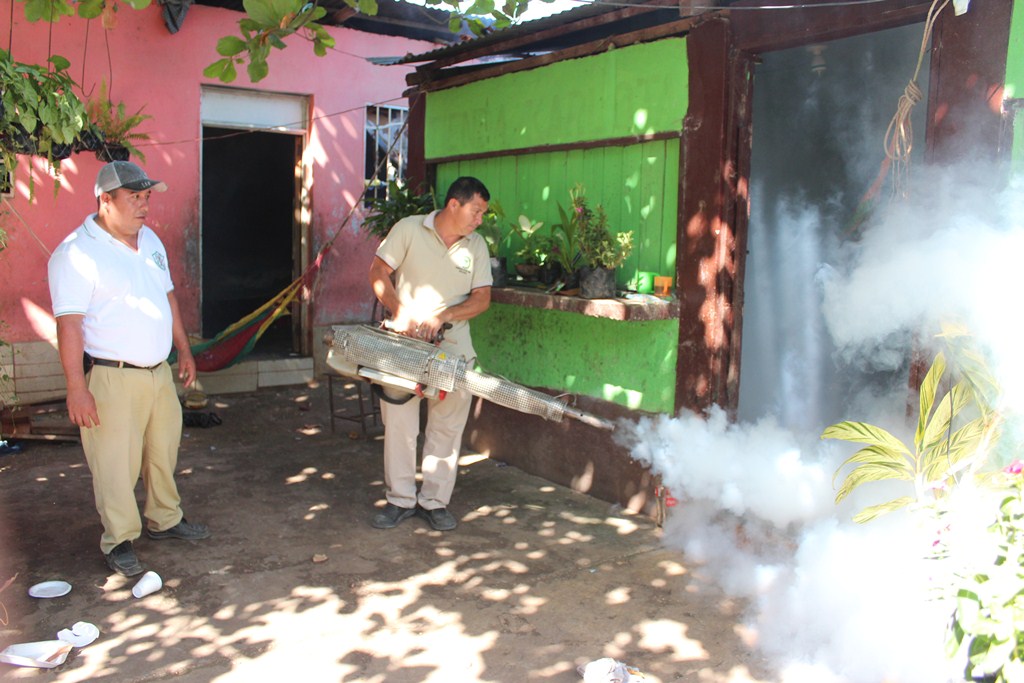 Personal de Vectores fumiga una vivienda en San Benito, Petén. (Foto Prensa Libre: Rigoberto Escobar).