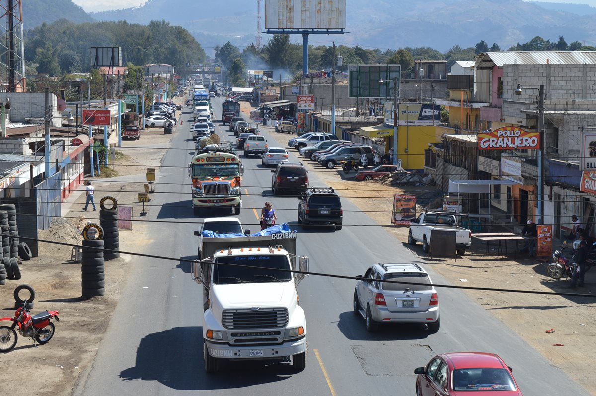 Tránsito lento a inmediaciones de El Tejar, Chimaltenango. (Foto Prensa Libre: José Rosales)