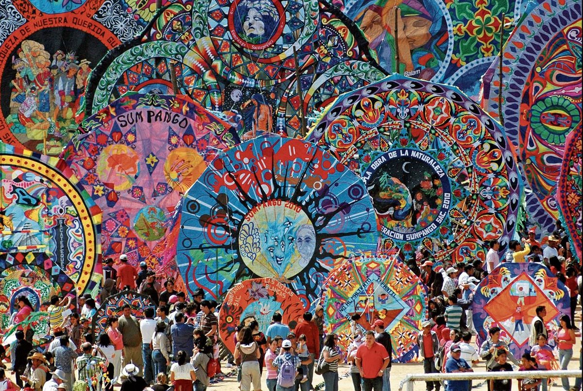 los barriletes de Sumpango forman parte de las tradiciones de noviembre en Guatemala