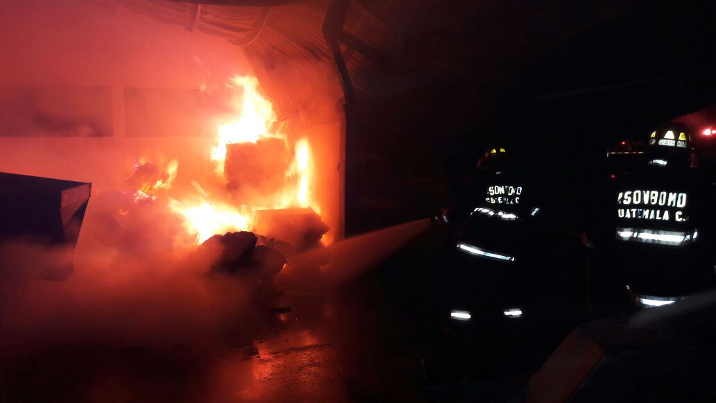 Socorristas sofocan incendio registrado en Estanzuela, Zacapa. (Foto Prensa Libre: CBMD)