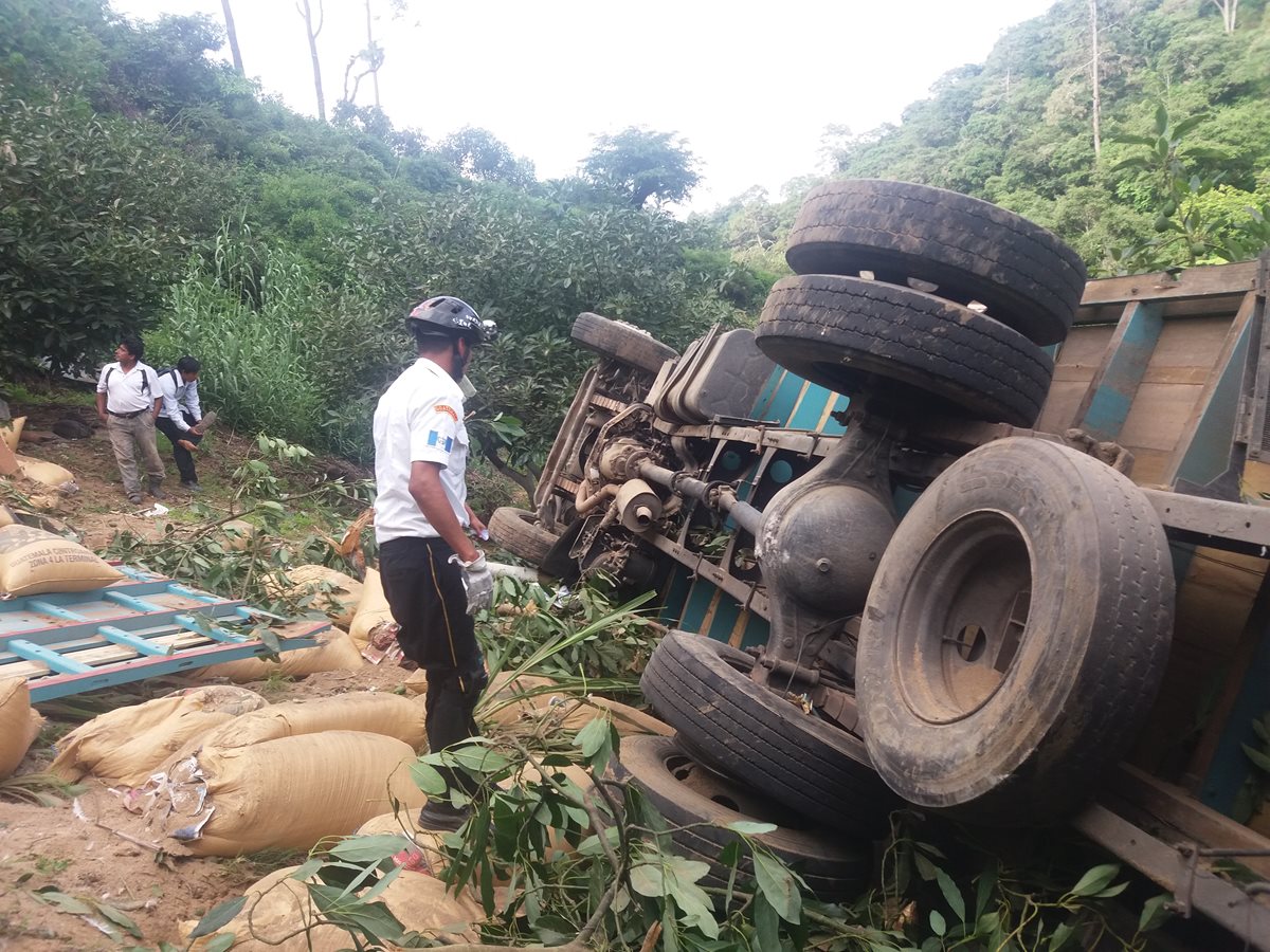 Camión queda volcado en la ruta de Chimaltenango a Parramos, donde murió una persona. (Foto Prensa Libre: Víctor Chamalé)